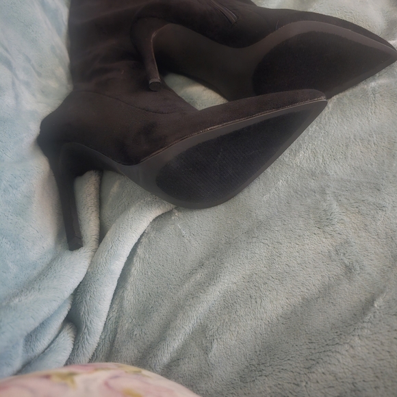 Liliana Sleek Black Over-the-Knee Boots - Picture 4 of 9